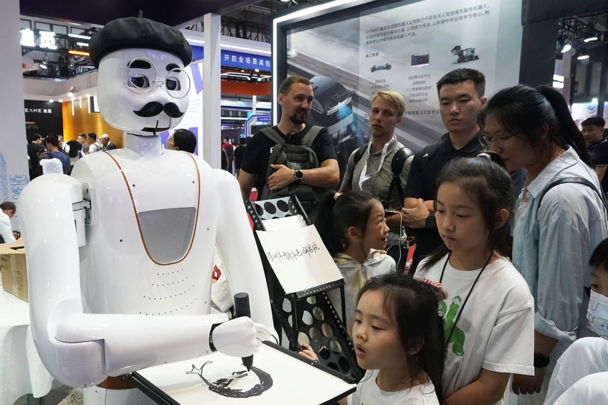 Robot Mirip Manusia di China Ikut Lomba Lari, Bisa Senyum dan Kedip Mata!